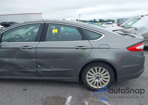 2013 Ford Fusion Energi Titanium z USA, uszkodzony, nr VIN 3FA6P0SU4DR285304